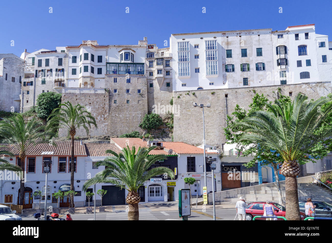 Die Straßen und Gassen der Hauptstadt Menorcas Mahón in Spanien. Die Häuser auf dem Hügel mit Blick auf das Hafengebiet. Stockfoto