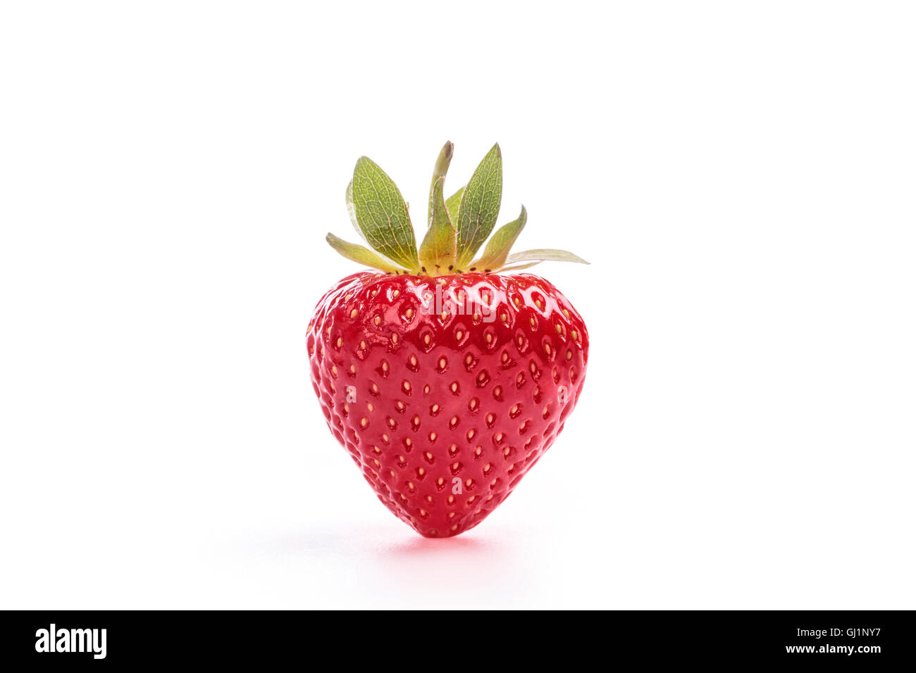 Rote Erdbeeren auf weißem Hintergrund mit Beschneidungspfad. Stockfoto
