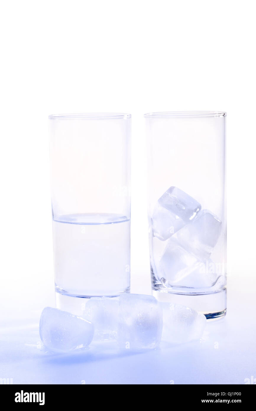 Studio Bild von Glas Wasser mit Eiswürfeln Stockfoto
