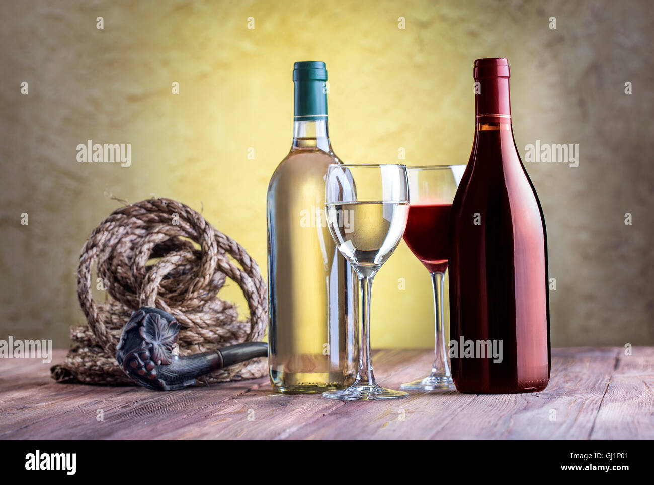 Stilleben mit Wein Glas, Flaschen, Seil und tabakpfeife auf Stuck Hintergrund. Stockfoto
