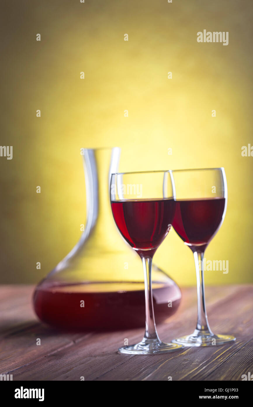 Dekanter mit Rotwein und Glas Stockfoto