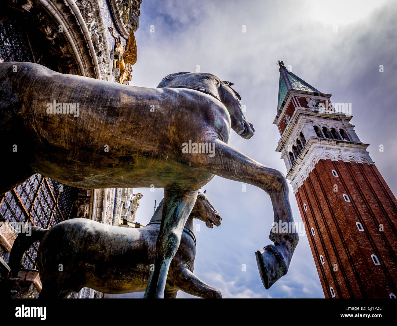 Zwei der vier Pferde von San Marco, auf dem Balkon oder Loggia über dem Portal der Basilika St Marks. Venedig, Italien. Stockfoto