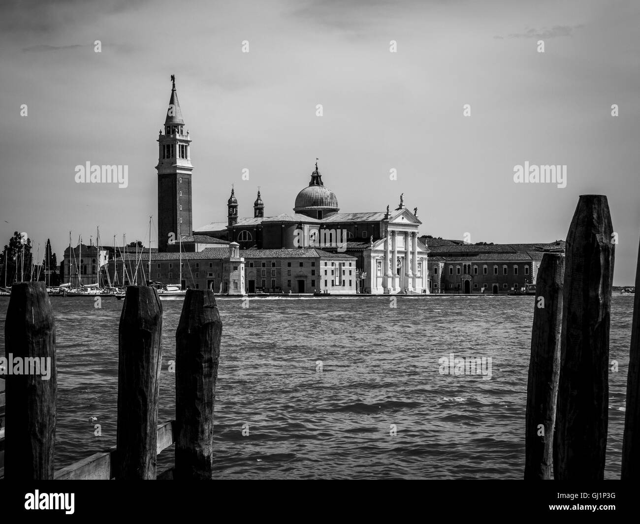 Kirche und Insel San Giorgio Maggiore, zwischen Bootsanlegeplätzen im Markusbecken gedreht. Venedig, Italien. Stockfoto