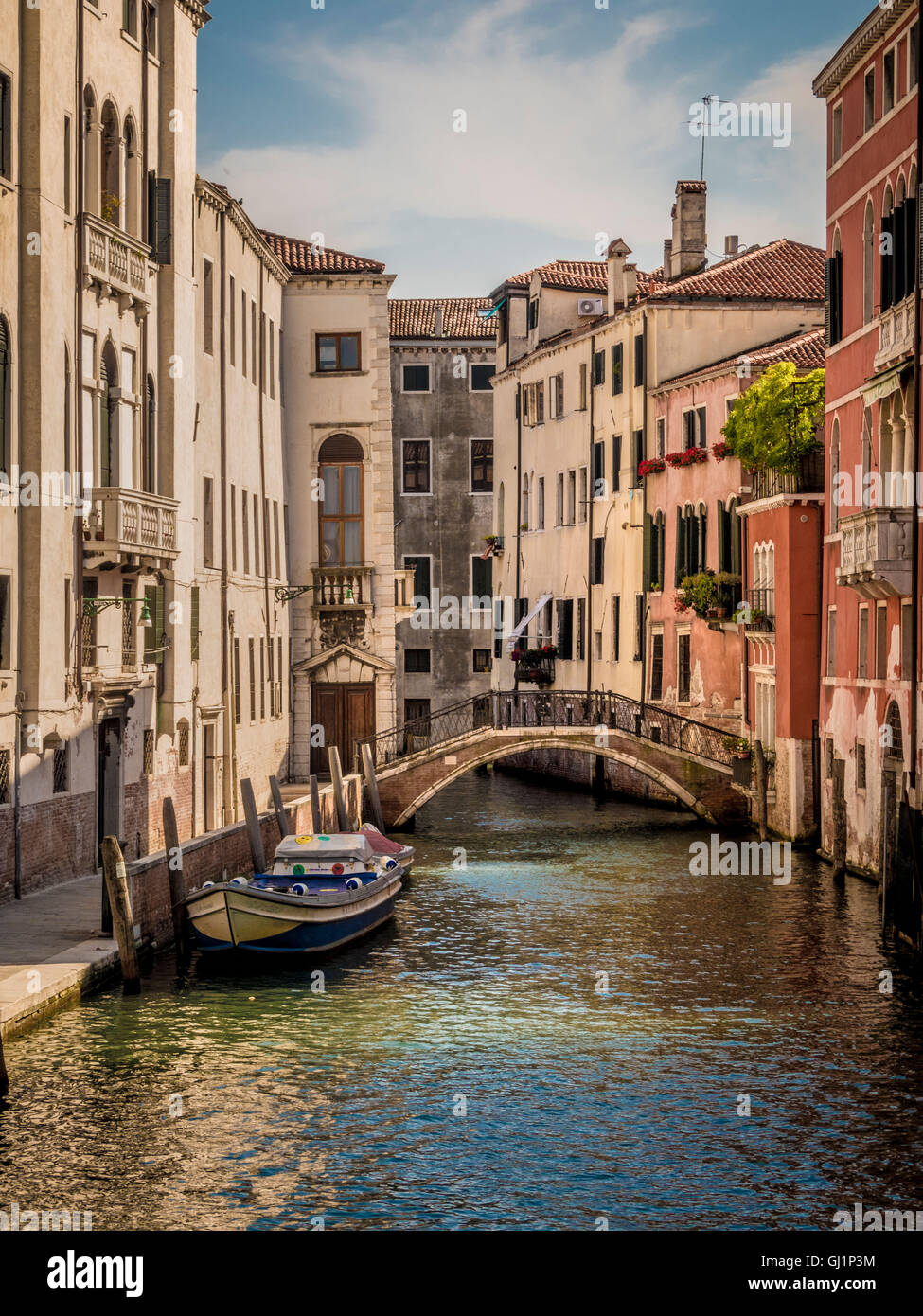 Schmalen einsamen Kanal und traditionellen Gebäuden mit ankern Boote. Venedig, Italien. Stockfoto