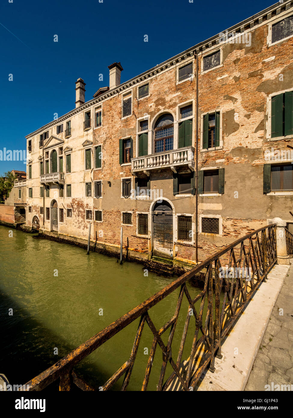 Traditionelle Kanalseite Gebäude mit flockig Rendering und freiliegende Ziegelsteine. Venedig, Italien. Stockfoto