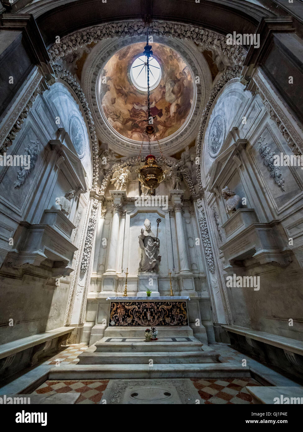 Weitwinkelaufnahme von Boden, Altar und decken Cappella Sagredo in San Francesco della Vigna, Italien. Stockfoto