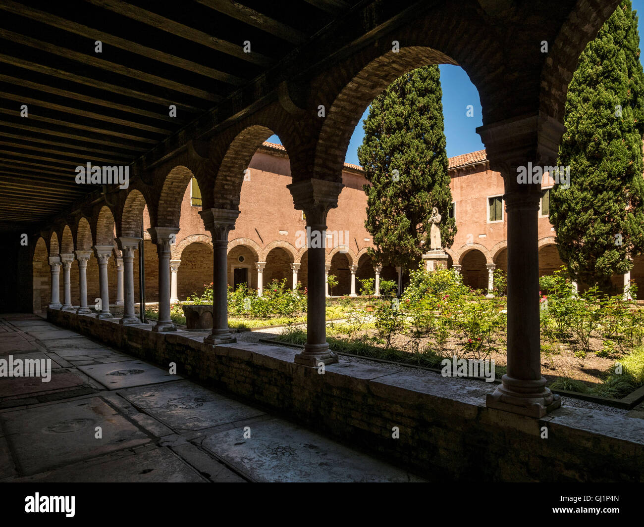 Kreuzgang und Garten der Kirche von San Francesco della Vigna. Venedig, Italien. Stockfoto