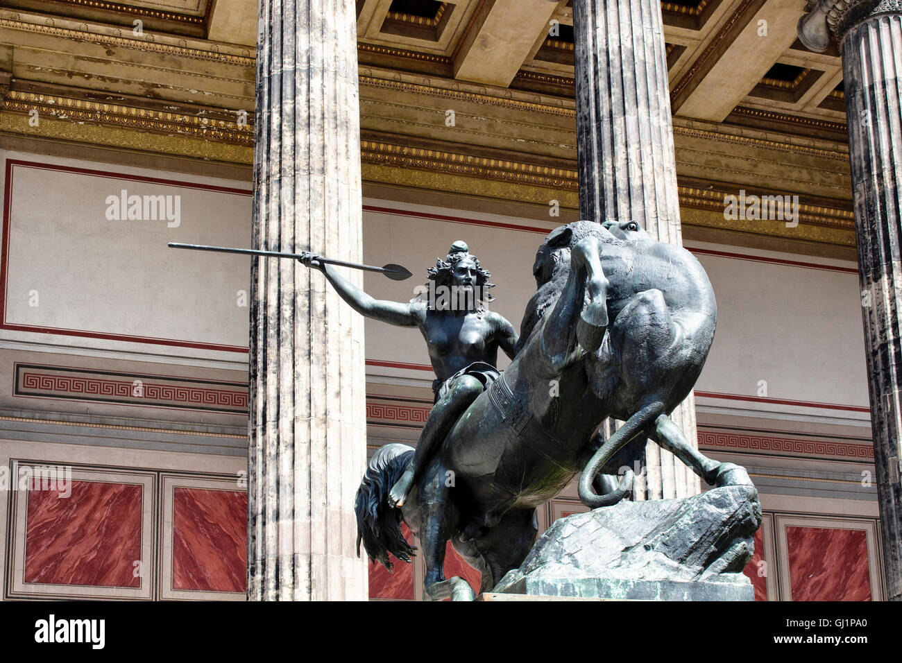 Amazon-Statue vor dem alten Museum auf der Museumsinsel in Berlin  Stockfotografie - Alamy