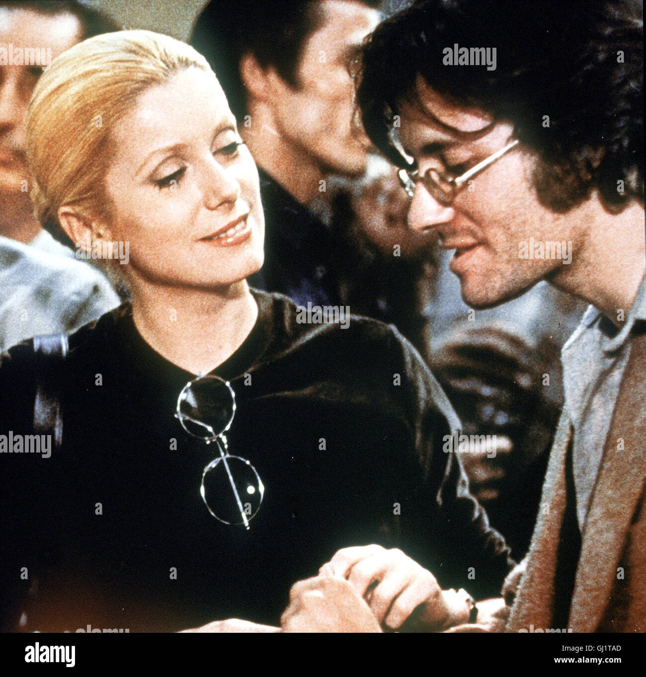 EIN HAUCH VON ZÄRTLICHKEIT - Eine anziehend 36jährige Frau Wird Nach 16 Jahren Haft aus Dem Gefängnis Entlassen Und Semesters dank Guter Freunde Ohne Schwie-Rigkeiten Rüstungswirtschaft Die Gesellschaft, in der Dachmarke Im Gefängnis Geborenen Sohn Einen Lebensinhalt, Und in Jugendbuchautorin Unkonventionellen Lehrer Einen Gefährten... CATHERINE DENEUVE - Catherine FRANCIS HUSTER - Patrick Regie: Claude Lelouch aka. Si c «Etait eine refaire Stockfoto