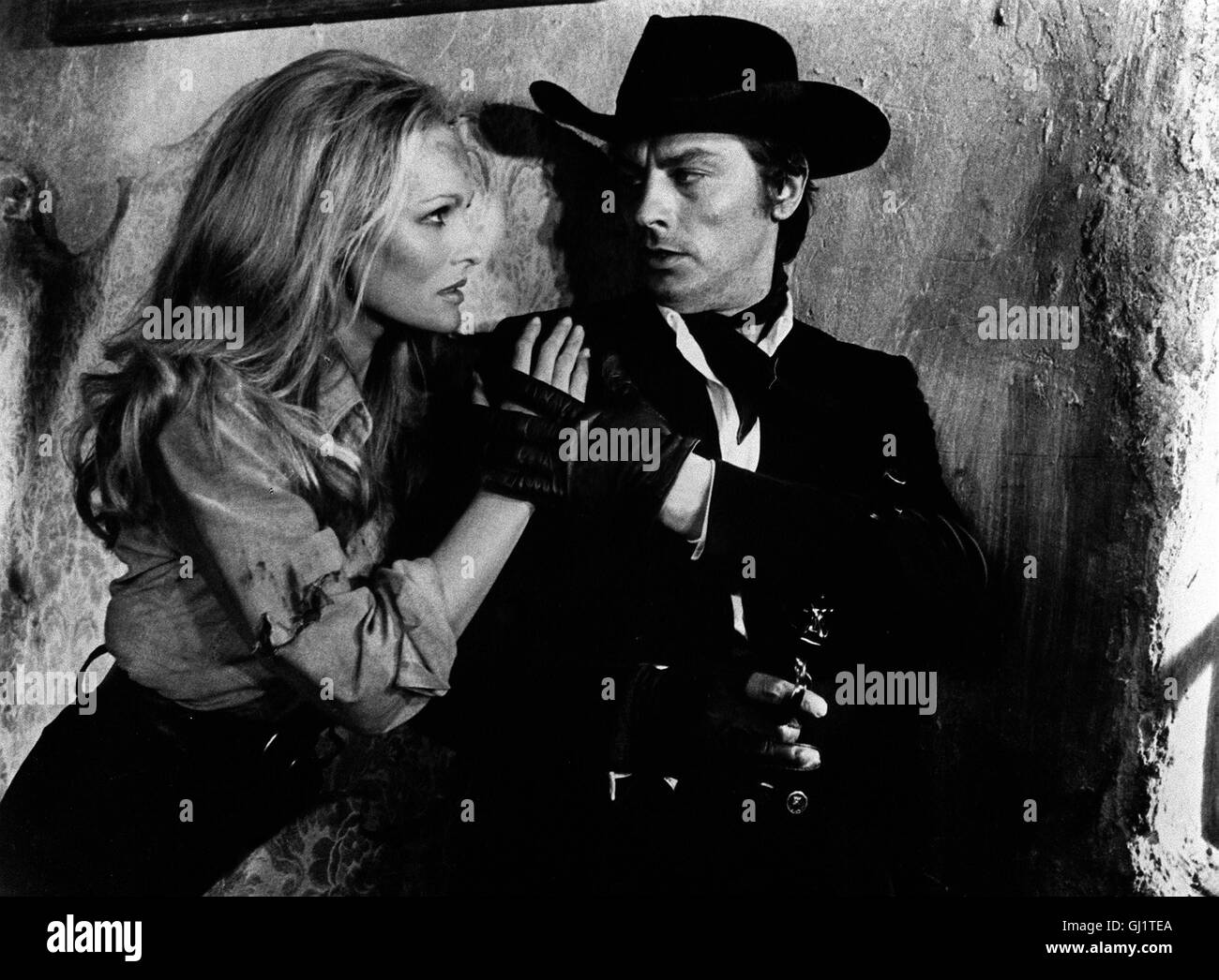 RIVALEN UNTER ROTER SONNE Soleil Rouge 1870 Erbeuten Banditen Bei Einem Zugüberfall Ein Kostbares Samurai-Schwert - Ein meistverkauftes des Japanischen Kaisers an Den U.S.-Präsidenten. Gangsterboß Link Wird Dabei von seit Komplizen Gotch (ALAIN DELON) Übertölpelt Und Gerät in sterben Bäckerlehrling des Japanischen Samurai Kuroda. Der Botschafter Gibt Kuroda Sieben Tage Zeit, um Das Kostbare Schwert Zurückzuholen Und Somit sterben Ehre des Japanischen Kaisers Wiederherzustellen. Gemeinsam Machen Sich Kuroda Und Link Auf Den Weg. Hier Mit Christina (URSULA ANDRESS)-Regie: Terence Young aka. Soleil Rouge Stockfoto
