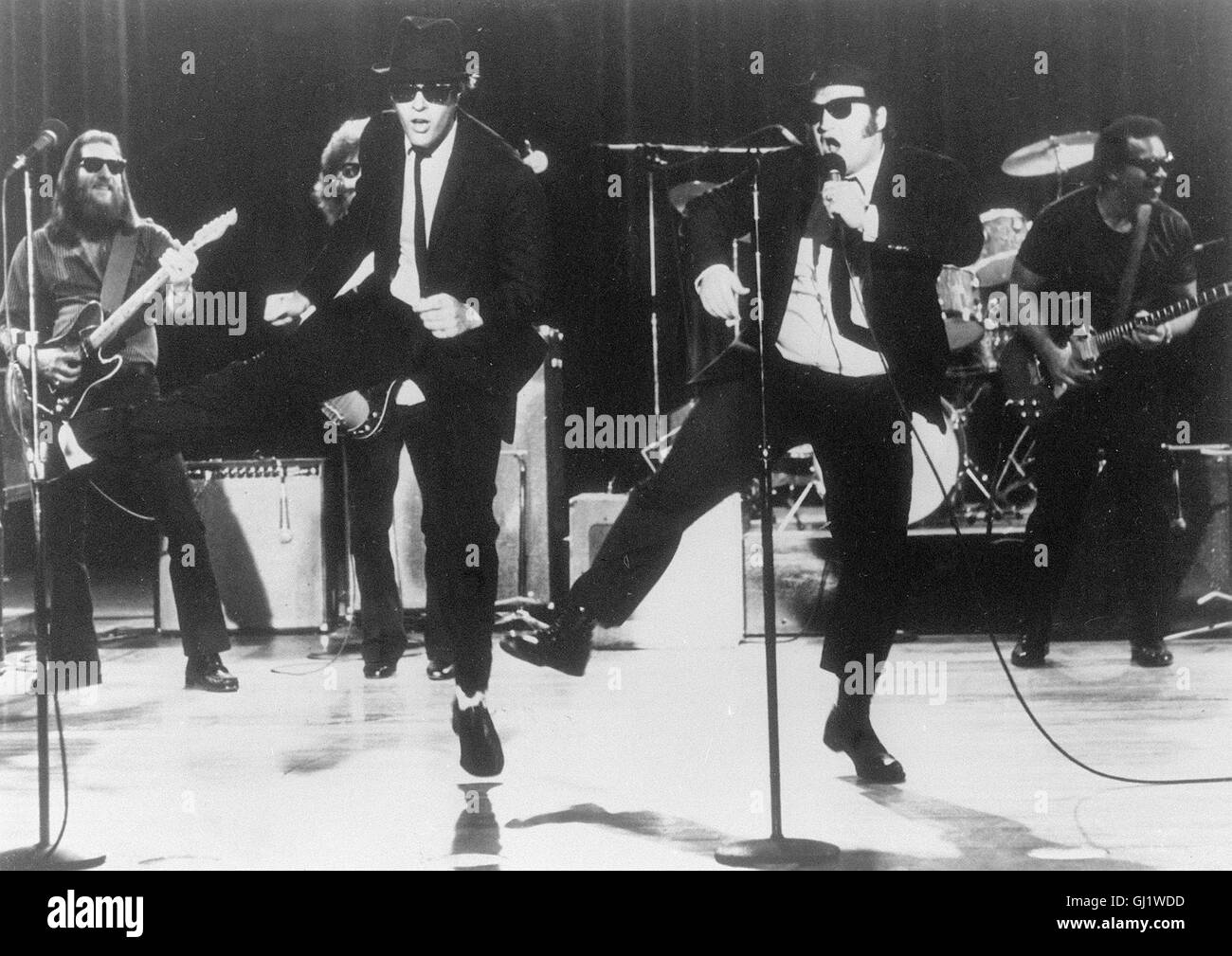 BLUES BROTHERS - Das Geschwisterduo Jake Und Elwood hielten Mit Ihrer Mai Rockband "Blues Brothers" Das Ürtliche Waisenhaus Vor Dem Ruin Retten. Doch Bis es derzeit ist, Richtet Das Schwarzbebrillte Duo Ein Riesiges Chaos Jg. Im Bild: JOHN BELUSHI u. DAN AYKROYD Regie: John Landis aka. Blues Brothers Stockfoto