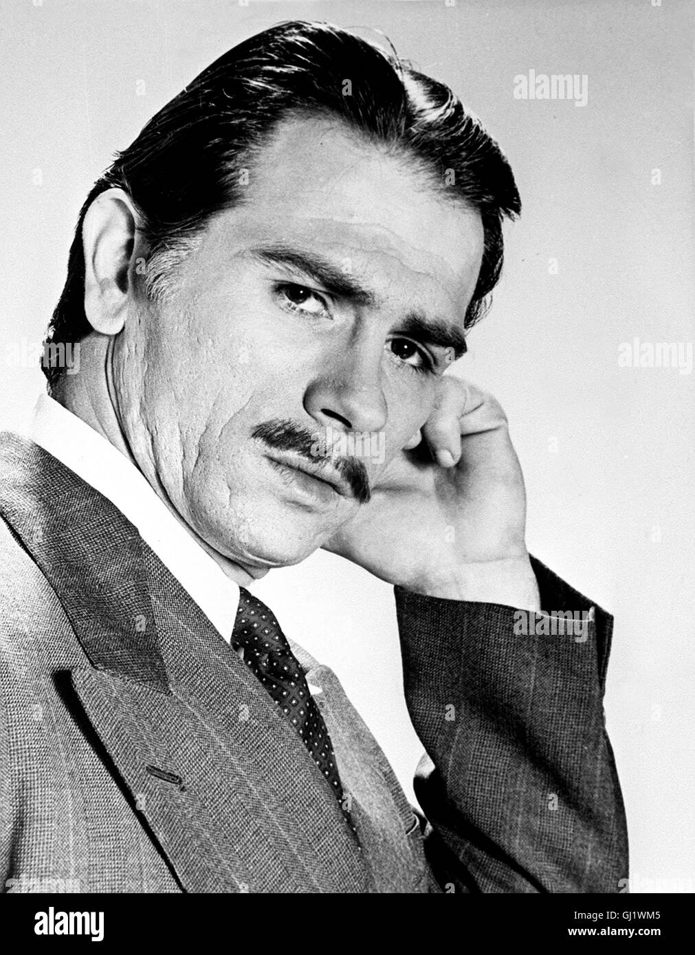 DER LEGENDÄRE HOWARD HUGHES USA 1977 - William A. Graham In Artikelwort Filmbiographie Spielwarenmesse TOMMY LEE JONES Die Rolle des Hollywood-Produzenten Und Exzentrischen Fliegers Howard Hughes. Regie: William A. Graham aka. Die erstaunliche Howard Hughes Stockfoto