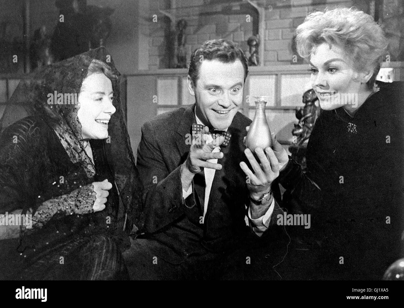 MEINE FOTOARBEIT IST ÜBERSINNLICH - Im Bild: Tante Queenie (ELSA LANCHESTER) Nicky (JACK LEMMON) Und Seine Schwester Gillian (KIM NOVAK) Webers Sitsch Auf sterben Kunst der Zauberei. Regie: Richard Quine aka. Bell, Book and Candle Stockfoto