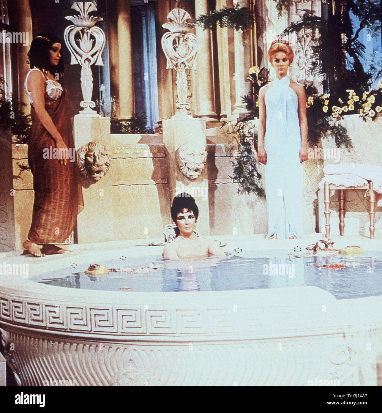 CLEOPATRA - Cleopatra (ELIZABETH TAYLOR) Läßt Sich Mit Einer Liste in Caesars Palast Schmuggeln. Bald Wird Sie Königin von Ägypten... Regie: Mankiewicz aka. Cleopatra Stockfoto