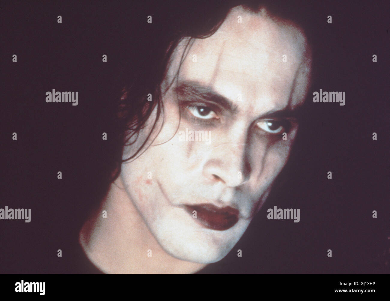 STERBEN, KRÄHE - bin Abend Vor Halloween Wird der Musiker Eric Draven (BRANDON LEE) Und seine Braut von Drogendealern Ermordet. Genau Ein Jahr Später Kehrt Eric aus Dem Reich der Toten Zurück. Von Einer Krähe Begleitet, Beginnt er Mit Seiner Gnadenlosen Rache ein Den Mördern. Regie: Alex Proyas aka. Die Krähe Stockfoto