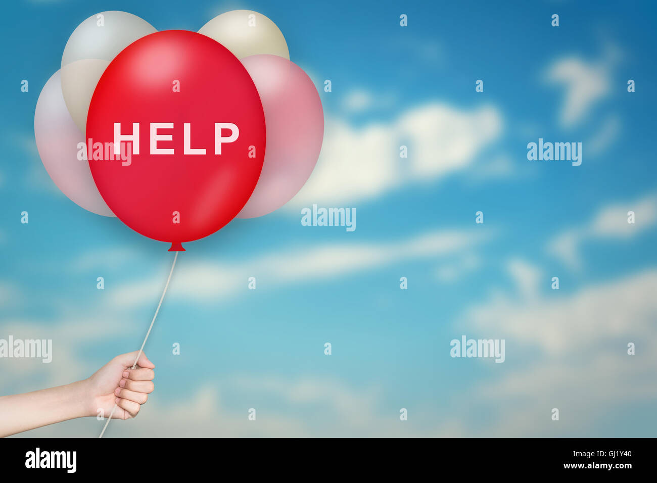 Hand halten Hilfe Ballon mit Himmel Hintergrund unscharf Stockfoto