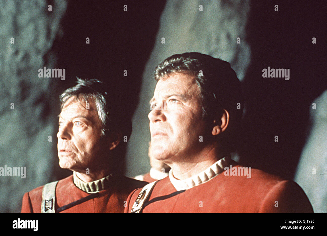 STAR TREK III - AUF DER SUCHE NACH Mr. SPOCK Star Trek III - The Search von Spock USA 1984 - Leonard Nimoy Spock Hut Im Kampf sterben ähm Wunderwaffe 'Genesis' Sein Leben verbringt. Unter Dem Einfluss der Genesis-Wirkung Wird er Jedoch Wieder Regeneriert Und in Ein Lebendes Wesen Verwandelt. Bei Sozialversicherungsnummer Prozess ist Sein Geist Auf Abwege Geraten Und Befindet Sich Nun Im Körper des Reichlich Verwirrten Dr. McCoy. Szene Mit DEFOREST KELLEY (McCoy) Und WILLIAM SHATNER (Kirk) Regie: Leonard Nimoy Alias. Star Trek III - die Suche nach Mr. Spock Stockfoto