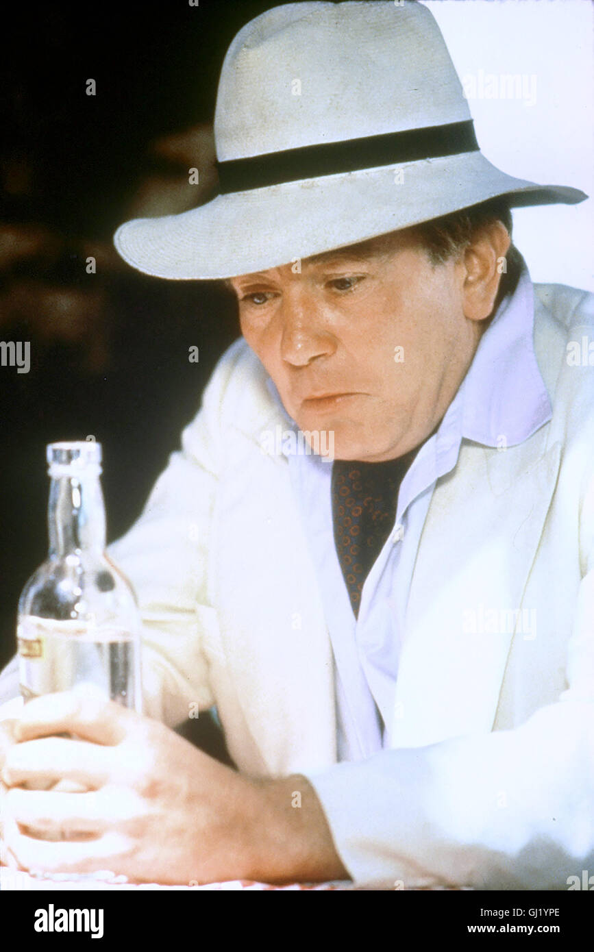 ALBERT FINNEY WIRD 65 Albert Finney Wurde bin 9. Mai 1936 in Salford Geboren. Nach Dem Studium eine der Royal Academy of Dramatic Art wegdrücken er 1956 Sein Bühnendebüt. Seine Erste Filmrolle Spielte er 1959 in "The Entertainer". Mehr Dem Theater Verbunden, ist Finney Bei Seinen Filmrollen Sehr Wählerisch. In Frears Erstem Film, "Gumshoe" (1971), in Hustons "Unter Dem Vulkan" (1984) Oder in Coens "Miller «s Crossing" (1990) Beeindruckte er Durch Sein großes dramatischen Talent. Foto: Finney als Ex-Konsul in "Unter dem Vulkan" (1984). 1445 Stockfoto