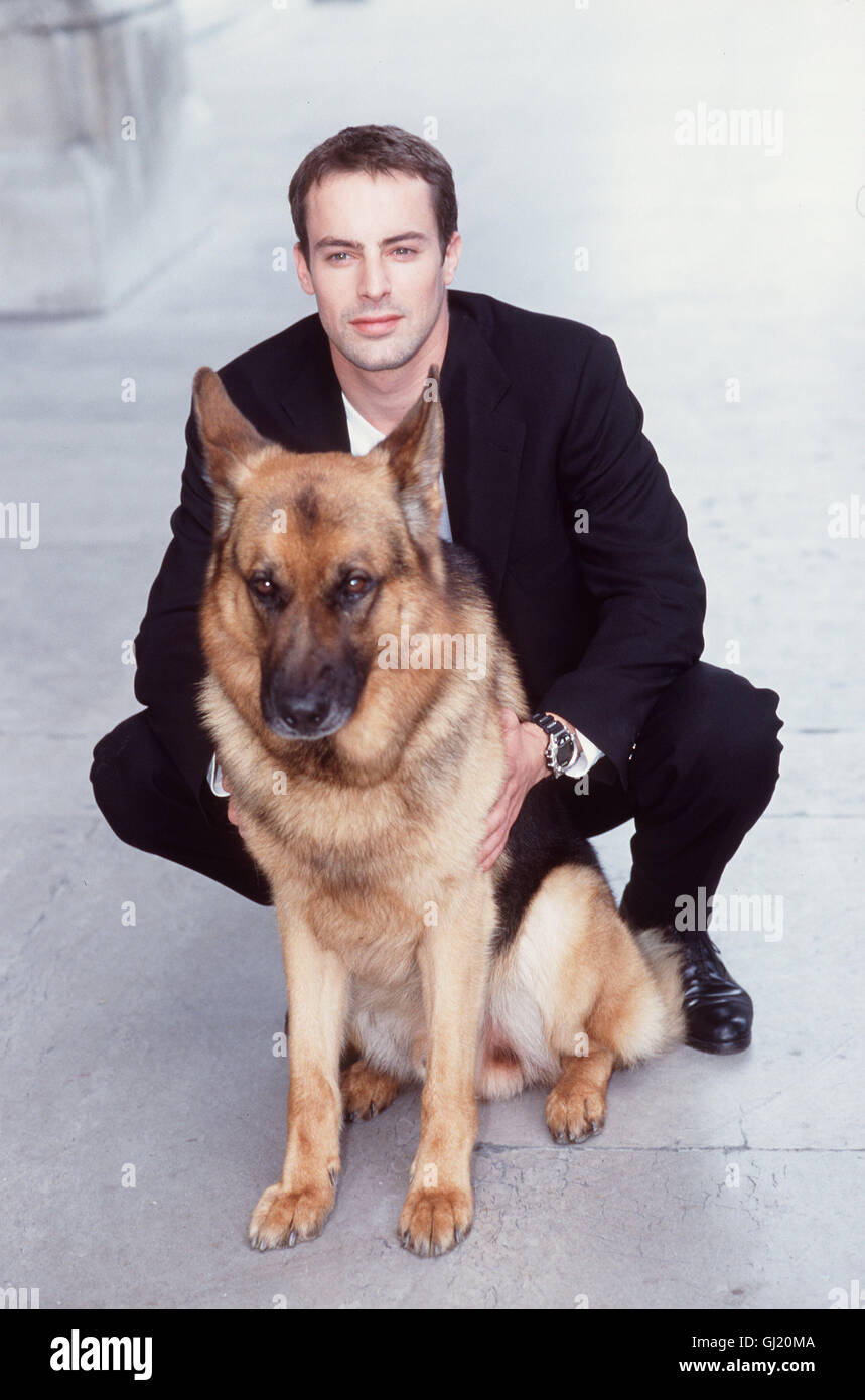 KOMMISSAR REX REX Und Brandtner (GEDEON BURKHARD) Halt Die Spur Eines Werbefotografen, der in seit Studio Junge Frauen Ermordet. aka. Der Schöne Tod Stockfoto