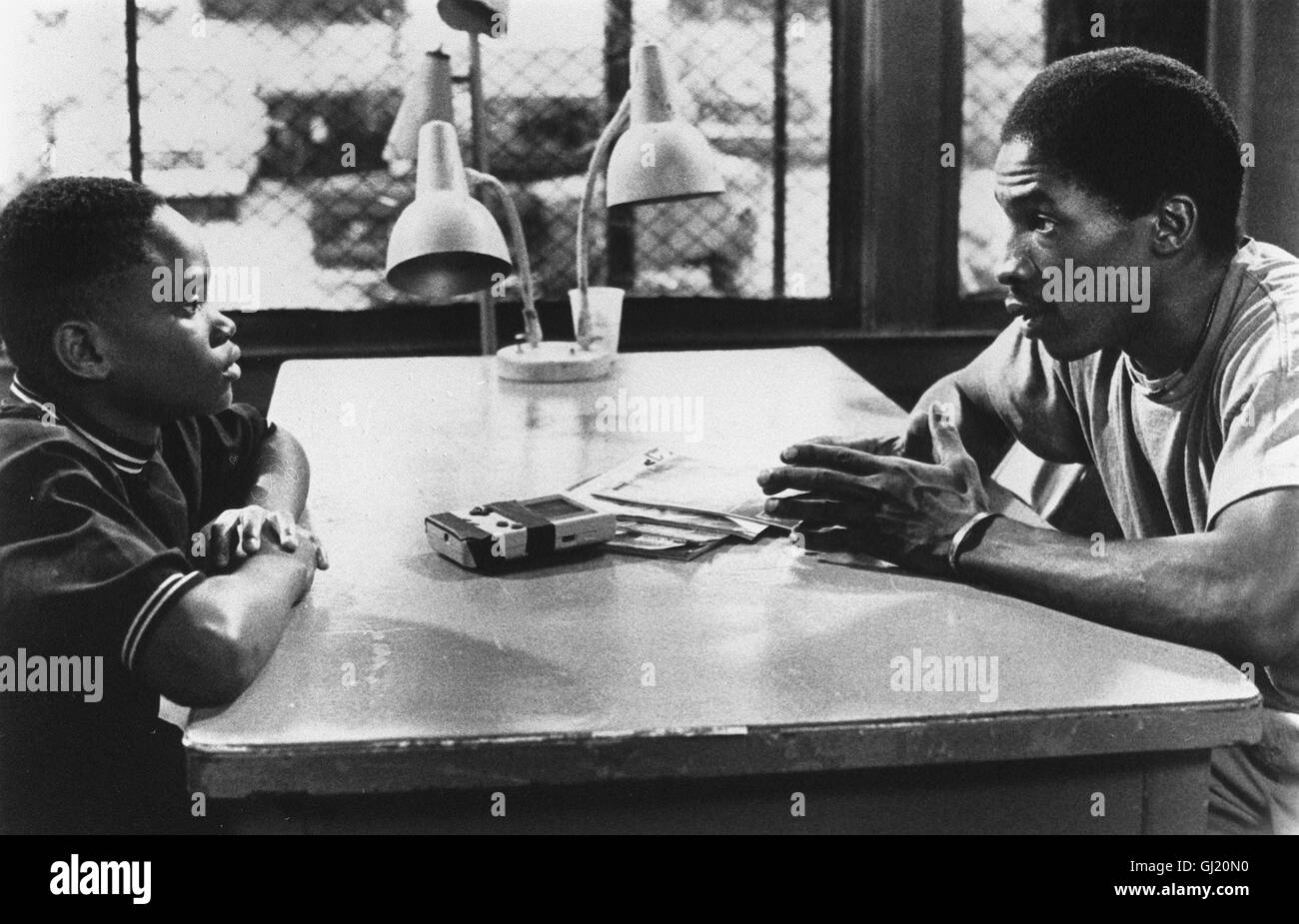 SOUTH CENTRAL - IN DEN STRASSEM VON L.A. - South Central, Das Ghetto von Los Angeles. Der Weg des Jungen Bobby: Gewalt, Verbrechen, Knast Beim Zweiten Mal muss er Für Zehn Jahre Hinter Gitter. Doch begeisterte Wird er Durch MiTheftlinge Auf Einen Neuen Weg Gebracht. Als er Entlassen Wird Versucht er, aus Dem Kreislauf von Gewalt, Drogen Und Bandenkriminalität Auszubrechen... Bild von l. Nach r.: CHRISTIAN COLEMAN (Jimmie), GLENN PLUMMER (Bobby)-Regie: Steve Anderson aka. Süd-Zentral Stockfoto SOUTH CENTRAL - IN DEN STRASSEM VON L.A. - South Central, Das Ghetto von Los Angeles. Der Weg des Jungen Bobby: Gewalt, Verbrechen, Knast Beim Zweiten Mal muss er Für Zehn Jahre Hinter Gitter. Doch begeisterte Wird er Durch MiTheftlinge Auf Einen Neuen Weg Gebracht. Als er Entlassen Wird Versucht er, aus Dem Kreislauf von Gewalt, Drogen Und Bandenkriminalität Auszubrechen... Bild von l. Nach r.: CHRISTIAN COLEMAN (Jimmie), GLENN PLUMMER (Bobby)-Regie: Steve Anderson aka. Süd-Zentral Stockfoto