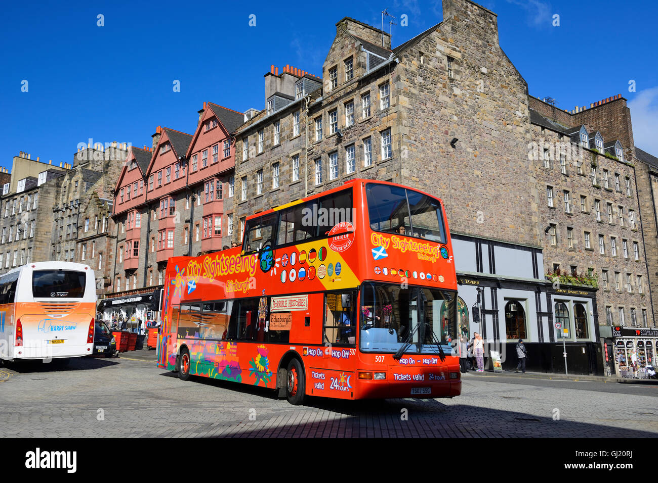 City Sightseeingbus vorbei Deacon Brodie Taverne auf der Royal Mile, Edinburgh, Schottland Stockfoto