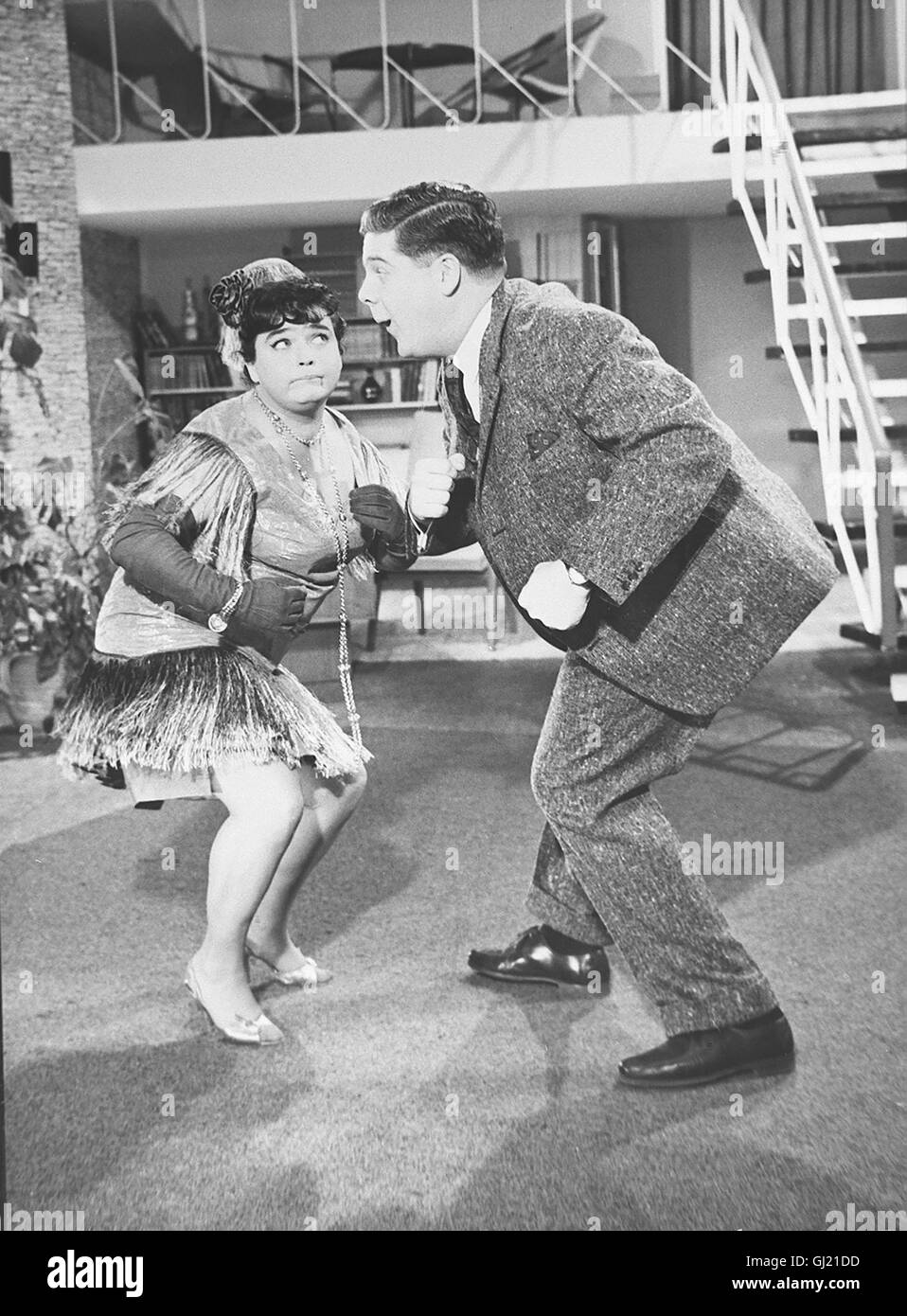 CAFeE orientalische Eine Gruppe von Freunden Erbt Das Cafe Allotria. Sie hielten Das Bankrotte Cafe Unbedingt Retten. Bild: TRUDE HERR Und BILL RAMSEY Regie: Rudolf Schündler Stockfoto