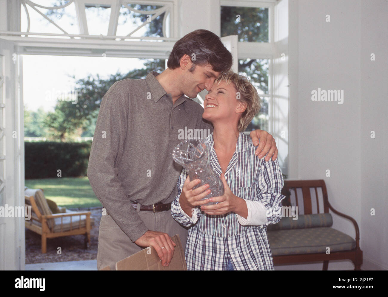 Freundinnen-Szene: Ronaldo (WALTER SITTLER) Hat es Geschafft: Marie (MARIELE MILLOWITSCH) Wird Bei Ihm Einziehen.  Regie: Christine Kabisch aka. Wutentbrannt Stockfoto