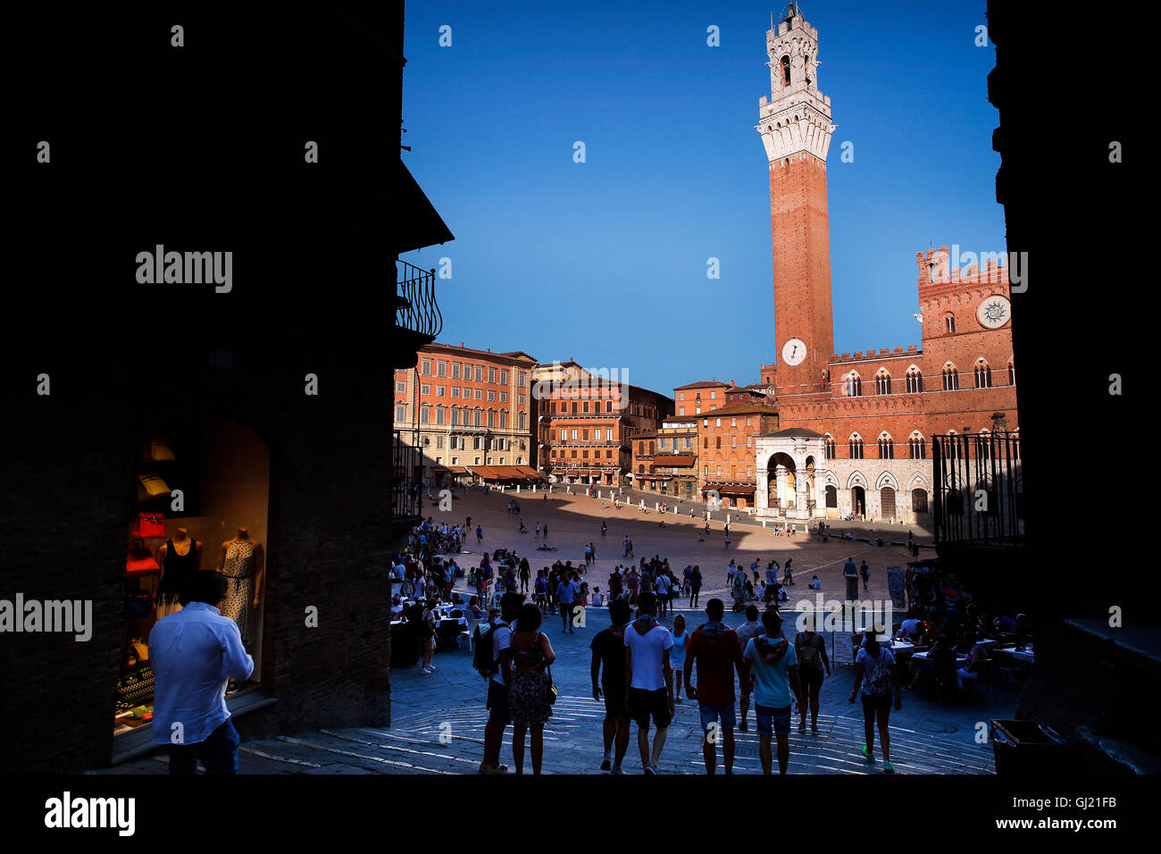 Piazza del Campo und der Torre del Mangia in Siena, Italien. Stockfoto