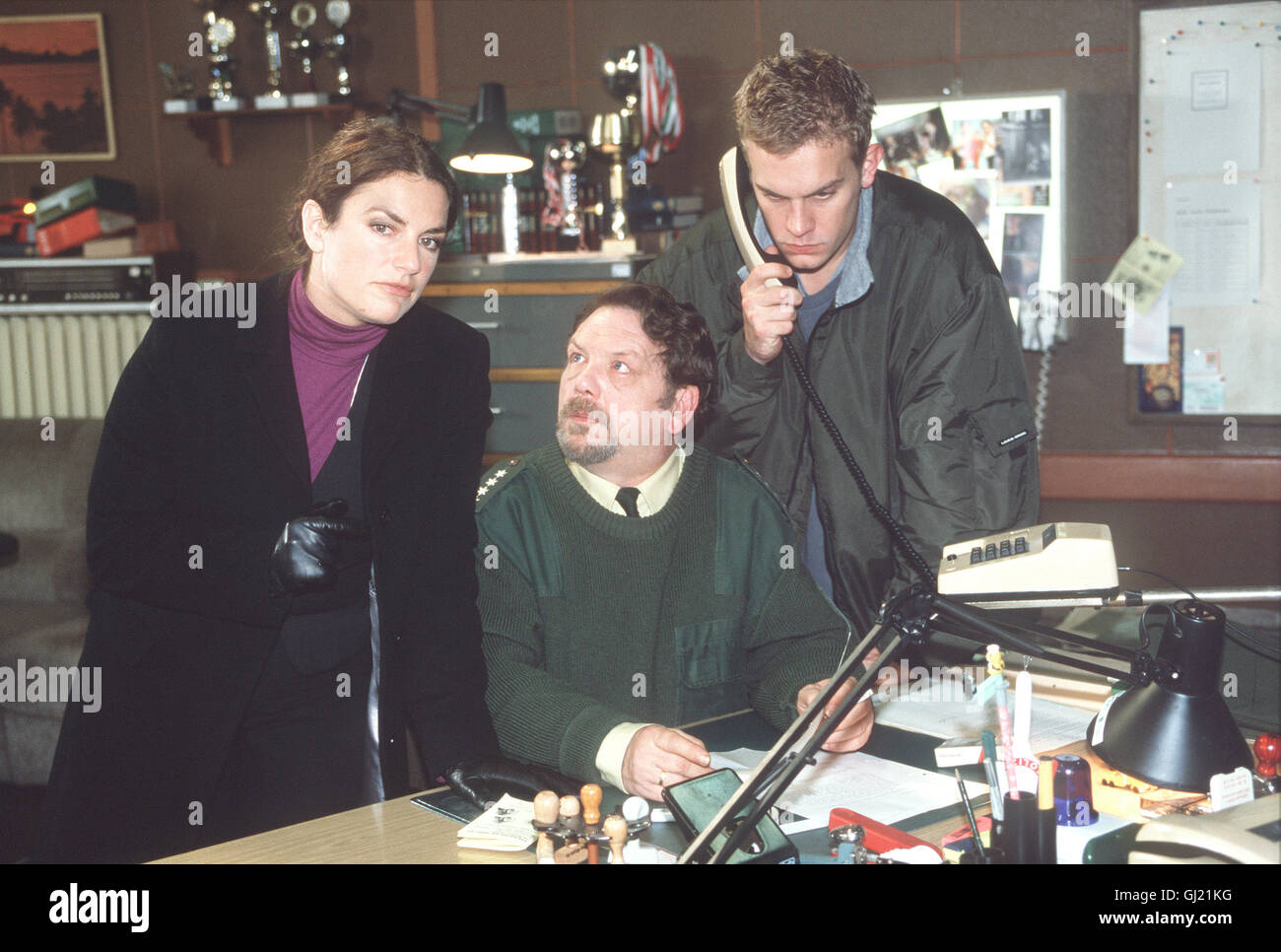 BERLIN Krimi-40 "Berlin Krimi-40" wurde von Gangart Und Frauen, sterben Im Täglichen Kampf Gegen Die Kriminalität ein Vorderster Front Stehen: Höhle Streifenpolizisten. Polizeihauptkommissar Peter Folkerts Wird Bei Einem Routineeinsatz Hinterrücks Erschossen. Sein Bester Freund Und Kollege Ulf Meinerts (SEBASTIAN BEZZEL r.) muss Hilflos Zusehen. Ausgangsrohstoff Setzt er Alles Daran Höhle Mörder Zu Finden. Ulf Recherchiert, Obwohl er seine Beugnisse Überschreitet Und Trotz Mehrfacher großgeschrieben, Weiter... Foto: Iris Müller Martinez (CHRISTINE NEUBAUER), Georg Burrow (HEINZ-WERNER KRAEHKAMP mi) Stockfoto