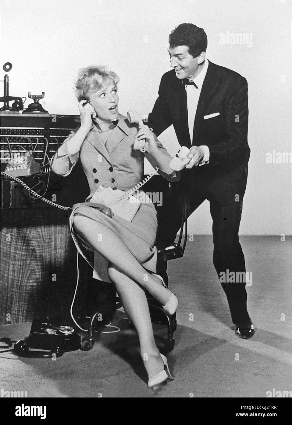 WIE EILANDE - KOMME INS HAUS die Glocken läuten USA 1959 - Vincente Minelli sterben Hilfsbereite Telefonistin Eines Auftragsdienstes Bringt Ihren Kunden, Einen Mutlos Gewordenen Schriftsteller, Wieder in Schwung... JUDY HOLLIDAY - Ella Peterson DEAN MARTIN - Jeffrey Moos Regie: Vincente Minnelli aka. Die Glocken läuten Stockfoto