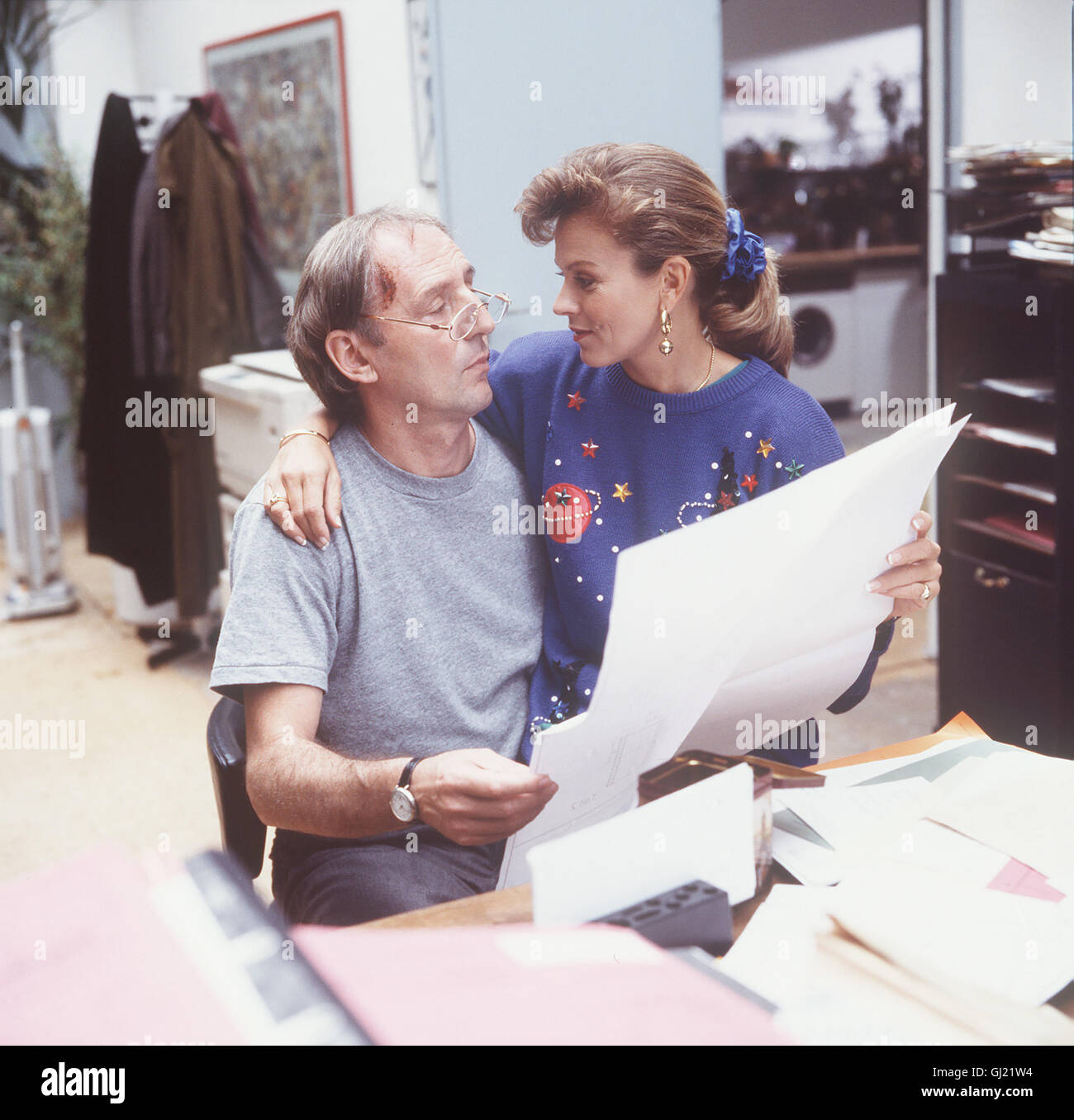 ANWALT ABEL - SPRECHT MIR DIESEN MÖRDER FREI Universitäts-Pedell Louis Schostak Erpresst Mit Seiner verströmt Die Beiden Lehrstuhlinhaber Biwandt Und Runge, sterben Eine Geheime Und Illegale Forschung Betreiben. Bei der Geldübergabe Wird Louis Erschossen. Anwalt Abel Tritt als Nebenkläger von Schostaks Tochter Alice Auf, Die Eine Finanzielle Entschädigung Vom so Erhalten werden. Szene Mit Abel (GÜNTHER MARIA HALMER) Und Assistentin Jane (ANDREA L'ARRONGE) Regie: Frank Guthke Stockfoto