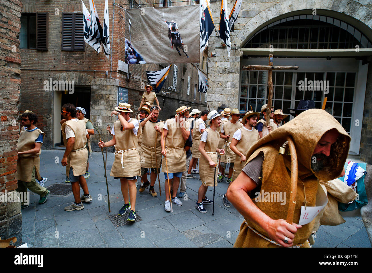 Mitglieder des Siegerteams La Lupa von Julys Il Palio Pferderennen Racein Siena, Italien. Stockfoto