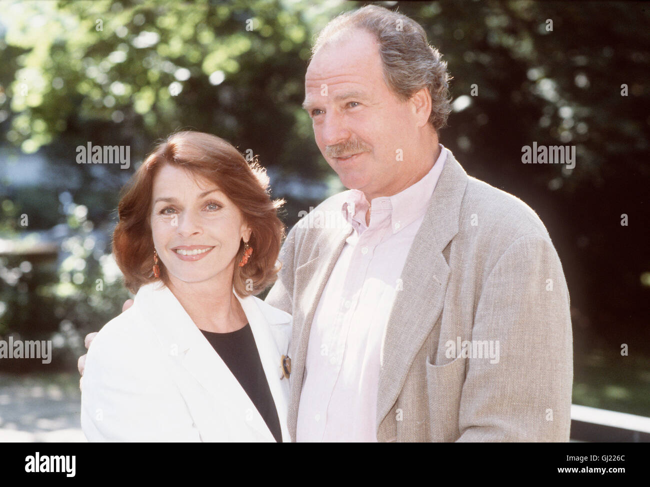 DR. SCHWARZ UND DR. MARTIN Eine Einigung Zwischen Dr. Martin (SENTA BERGER) und Dr. Schwarz DR. SCHWARZ UND DR. MARTIN Eine Einigung Zwischen Dr. Martin (SENTA BERGER) und Dr. Schwarz