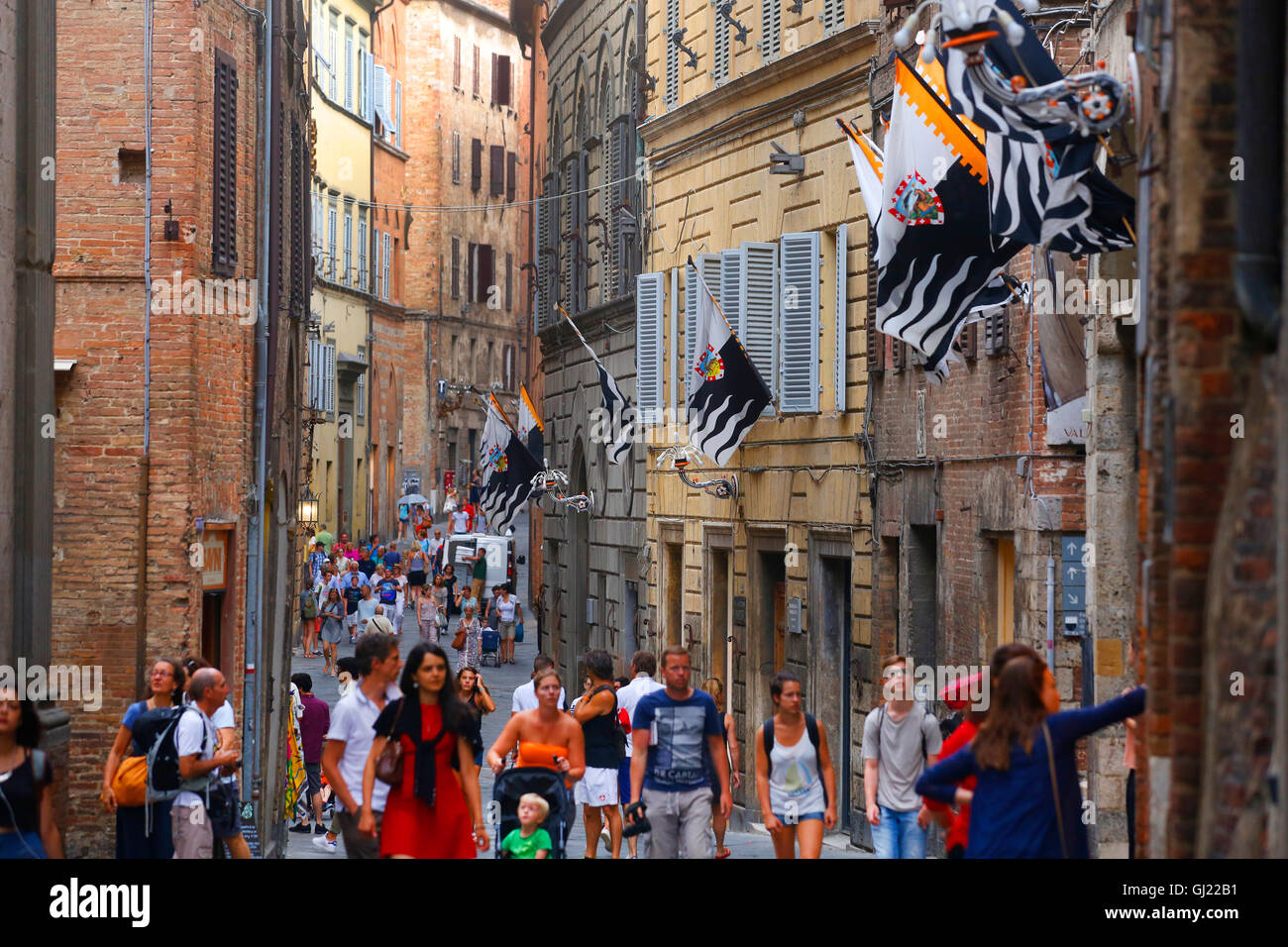 Fußgänger entlang Via Montanini in Siena, Italien. Stockfoto