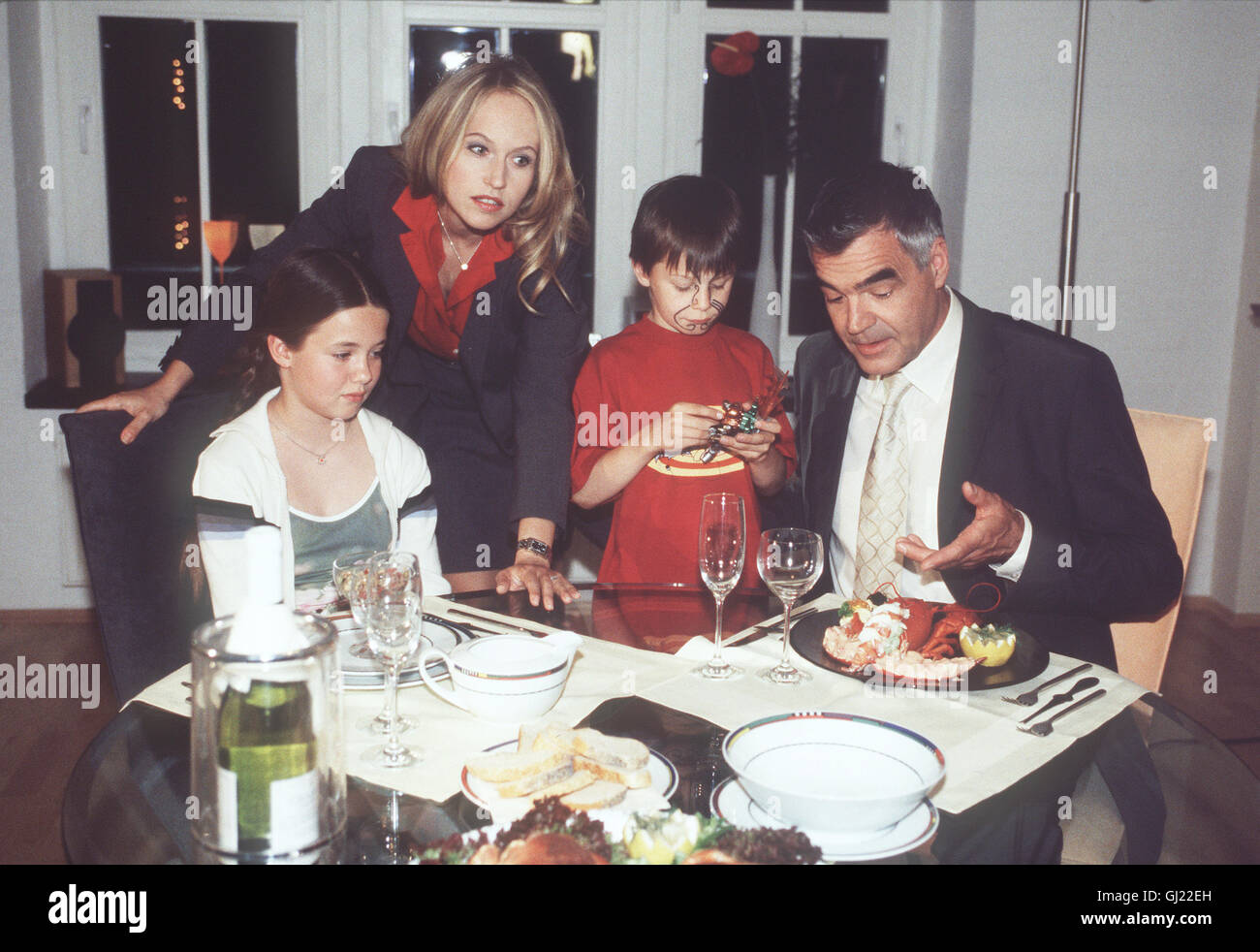 MUTTER breiter WILLEN Sonja Arnold (ANICA DOBRA) ist Eine Erfolgreiche Fondmanagerin, Arbeitet in Einer Großen Bank Und Lebt Mit Dachmarke Freund Im GDE Loft. Nach Dem Tödlichen einkauft Ihrer Schwester shall Sonja Sitsch umm Deren Kinder Max (JONATHAN BECK) Und Nina (RICARDA MATTES) würde... Regie: Karola Hattop Stockfoto