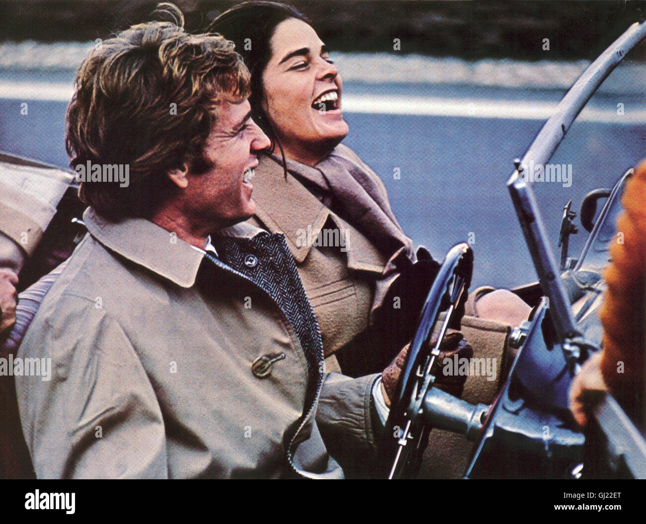 LOVE STORY-Wer Kennt Sie Nicht, Diese Liebesgeschichte, Die Damals Zu Tränen Rührte? Oliver ist der Sohn Einer der Reichsten Familien New Yorks. Er Verliebt Sich Ausgerechnet in Die Arme Musikstudentin Jenny, sterben von Italienischen Einwanderern Abstammt. Trotz Aller Vorurteile Stehen Sie Zu Ihrer Liebe. Szene: Jenny (ALI MACGRAW) Kinokomödie Bach, sterben Beatles - Und Oliver (RYAN O'NEAL)-Regie: Arthur Hiller aka. Love Story Stockfoto