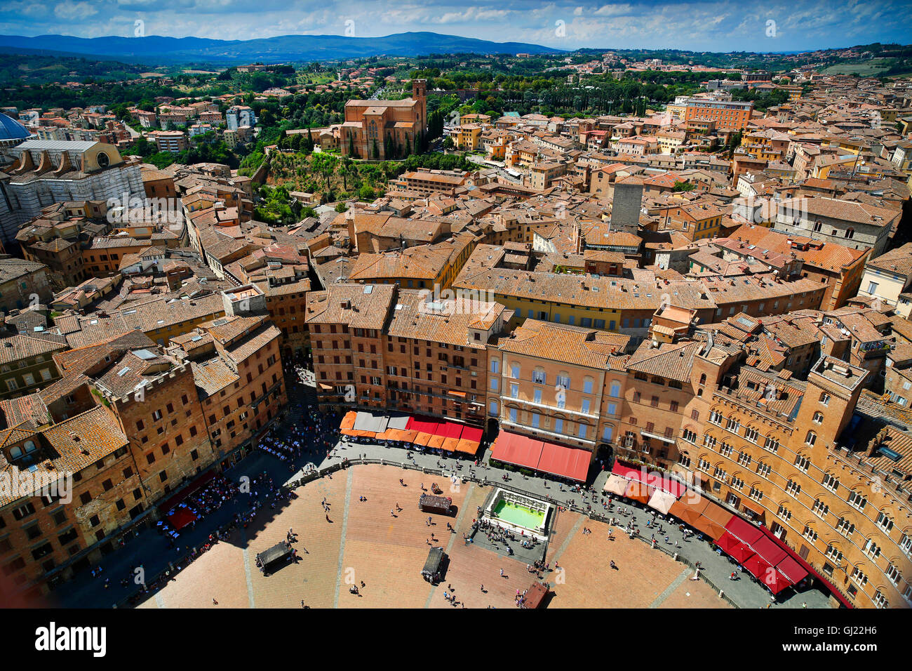 Blick auf die Piazza del Campo von Torre del Mangia in Siena, Italien. Stockfoto