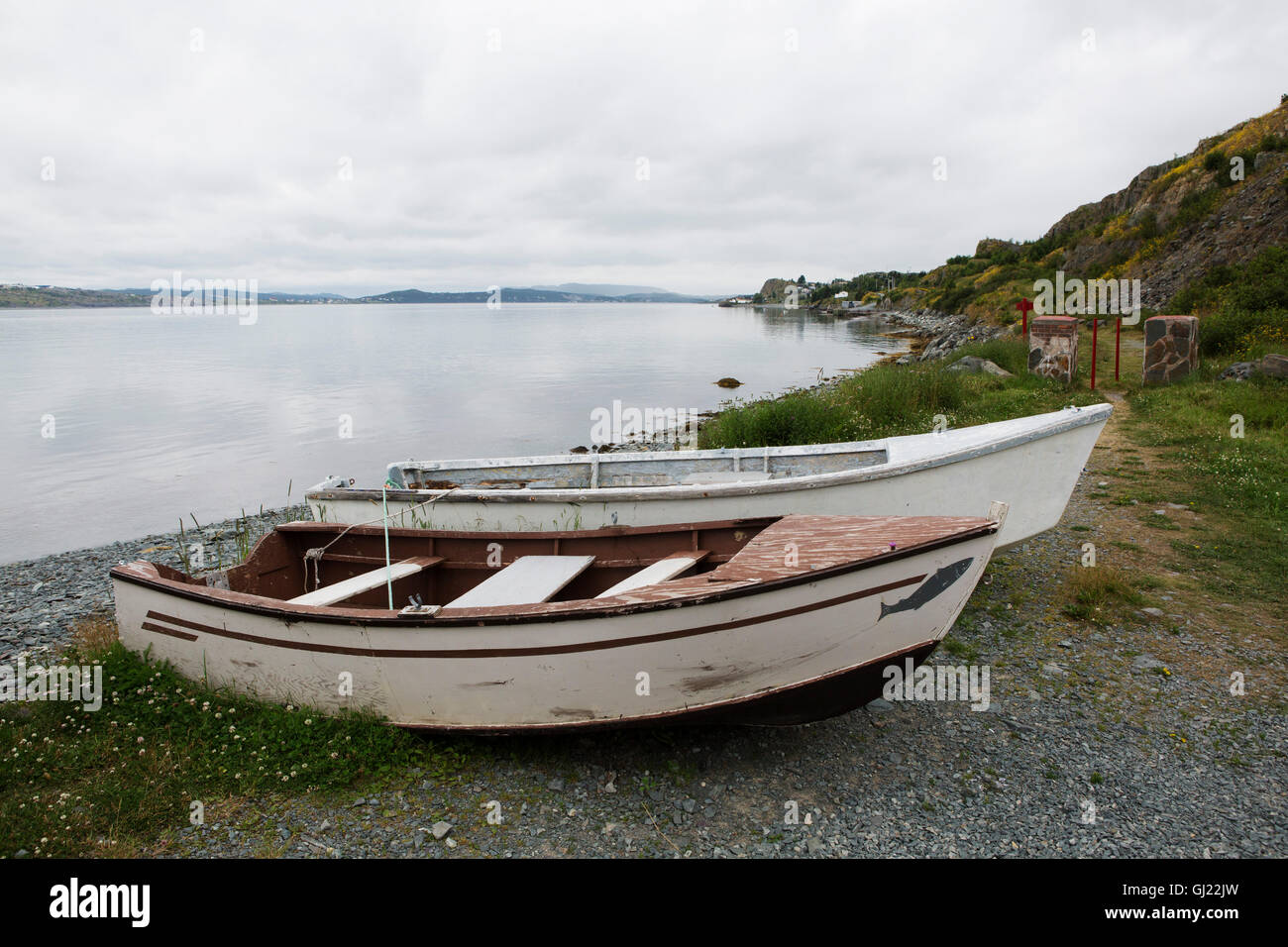 Hölzerne Ruderboote am Ufer bei Bay Roberts in Neufundland und Labrador, Kanada. Stockfoto