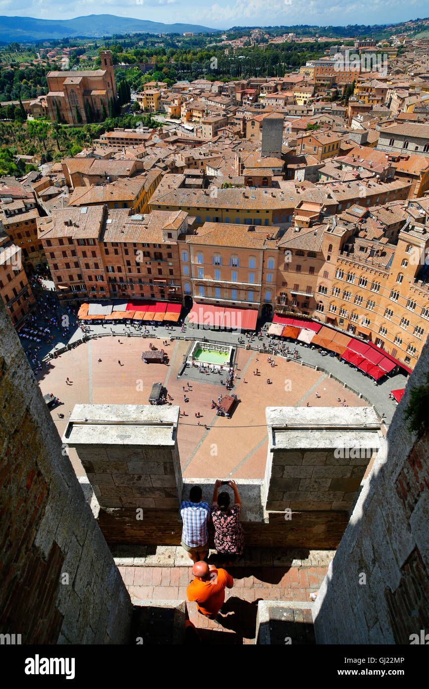 Blick auf die Piazza del Campo von Torre del Mangia in Siena, Italien. Stockfoto