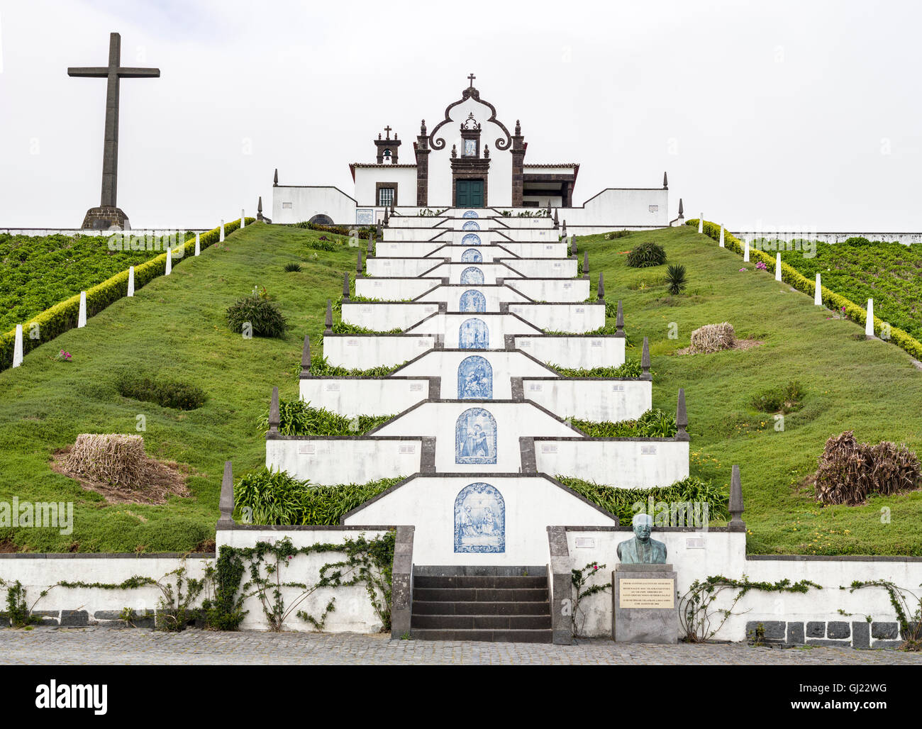 Unserer lieben Frau des Friedens Kapelle mit Kreuz. Der Nossa Senhora da Paz, Wallfahrtsort, sitzt hoch auf einem Hügel mit Panoramablick Stockfoto