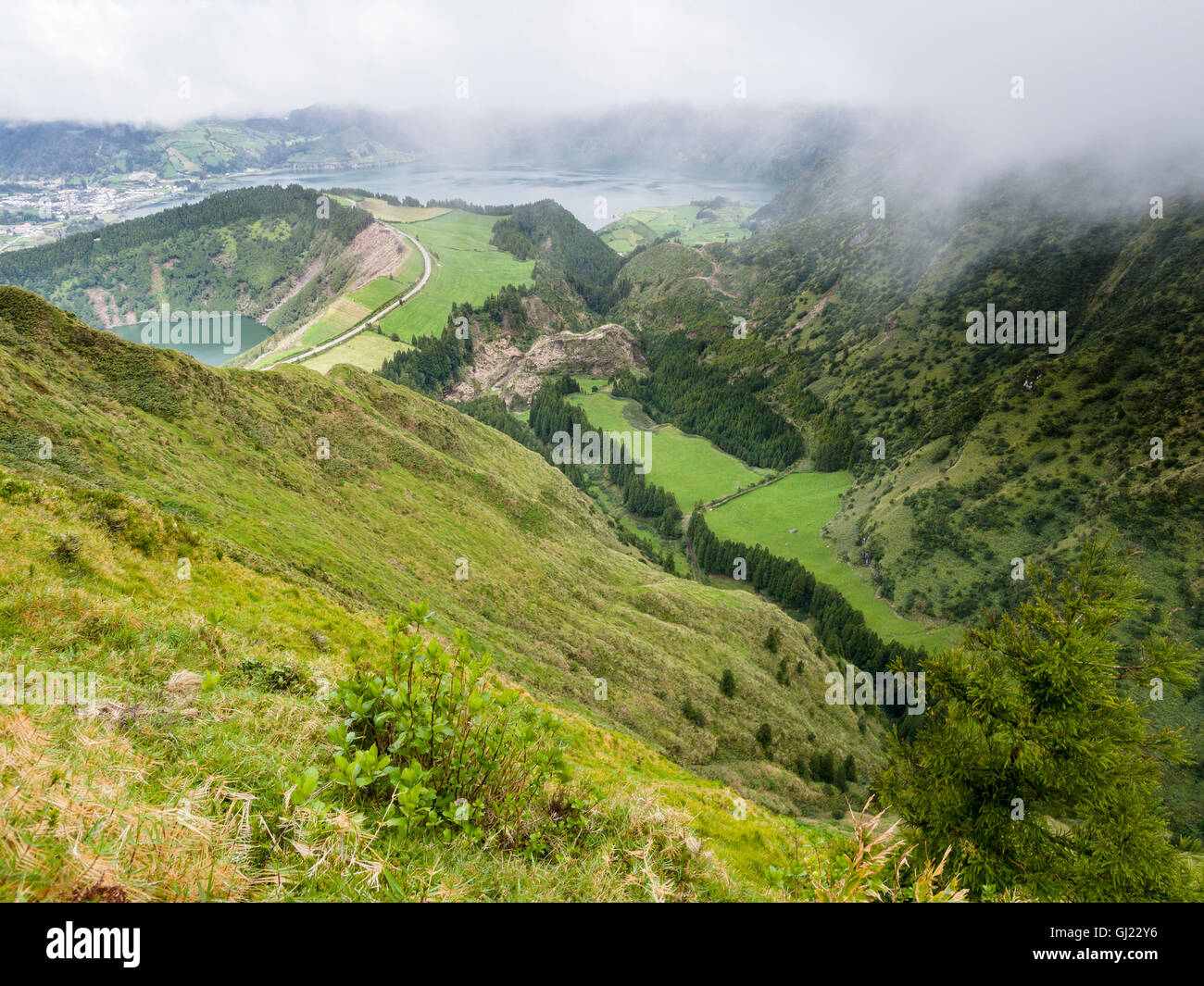 Krater und Tal hoch über Sete Cidades Seen. Eine neblige Landschaft vom Trail, die Bestandteil der Lagoa Canario park Stockfoto