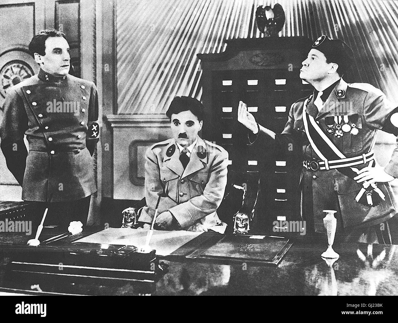 DER GROSSE DIKTATOR der große Diktator USA 1940 - Charles Chaplin HENRY DANIELL (Dr. Gorbitsch), CHARLES CHAPLIN (Diktator Anton Hynkel), JACKIE OAKIE (Benzino Napaloni)-Regie: Charles Chaplin Stockfoto