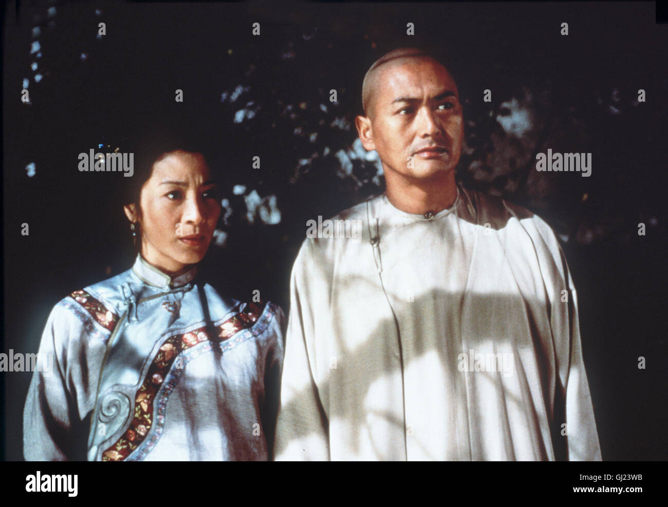 STERBEN SIE 73. OSCAR - VERLEIHUNG und der Gewinner ist... Bester Fremdsprachiger Film "TIGER & DRAGON". Ang Lees Martial-Arts-Film Erhielt Außerdem Noch Einen Oscar Für Die Beste Kamera (Peter Pau). Szene aus "Tiger & Dragon" Mit MICHELLE YEOH Und CHOW YUN FAT. 1487 Stockfoto