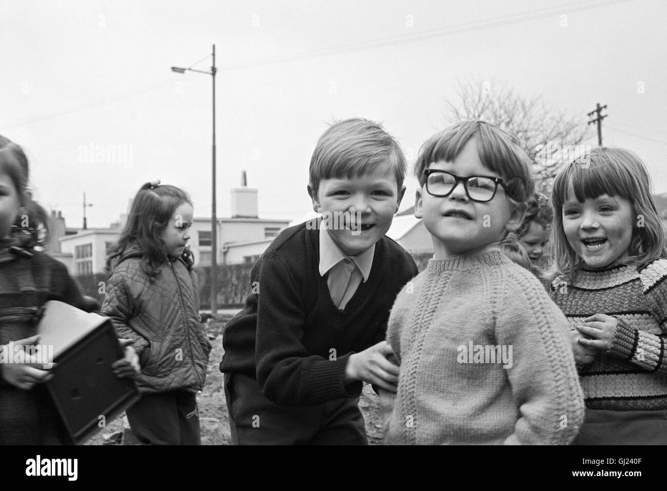Kinder spielen auf der Straße, East End Glasgow 1971 Stockfoto