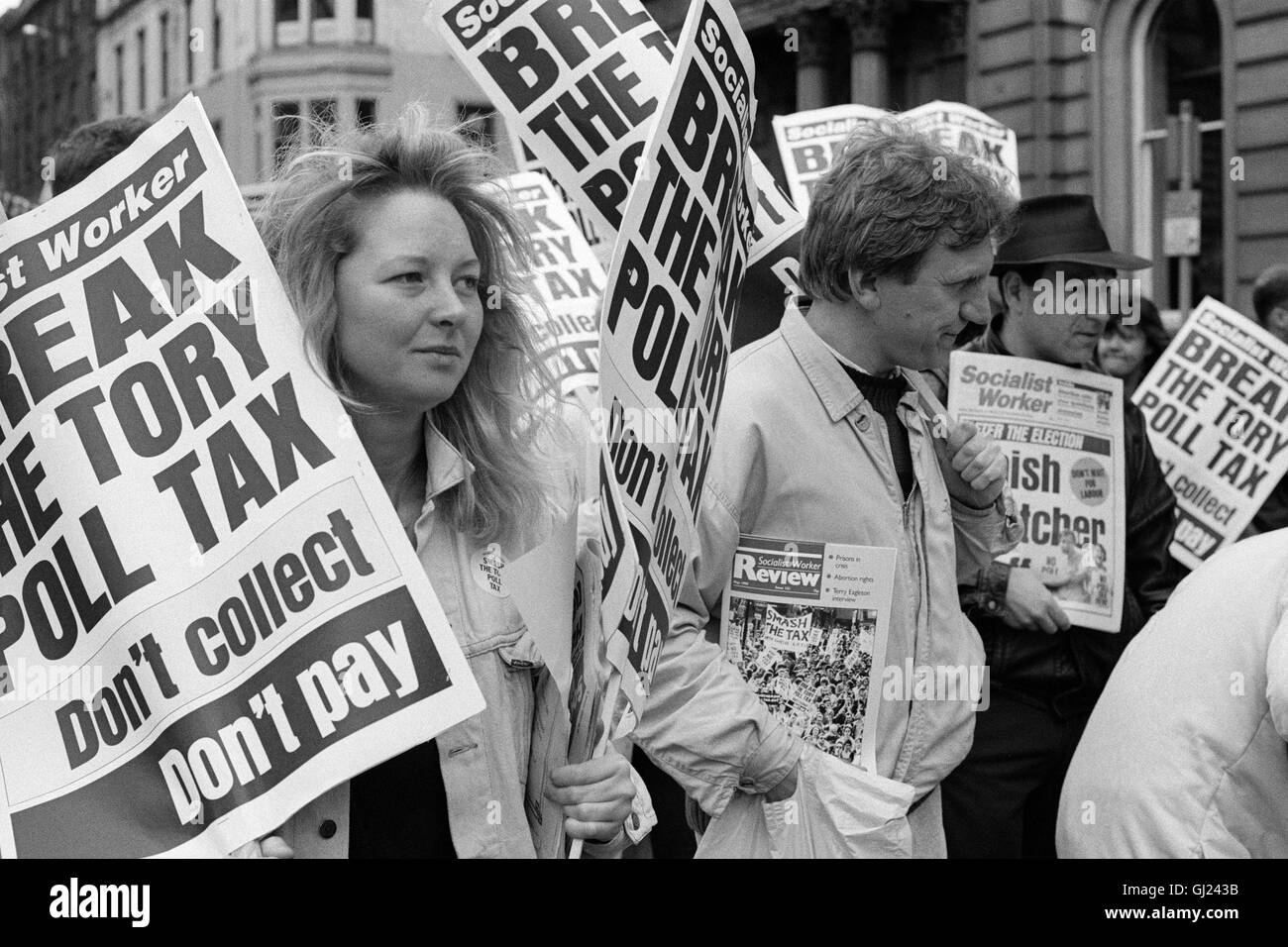 Frau mit Banner während der Anti-Poll Tax Rally, Mai März, George Square, Glasgow 1990 Stockfoto