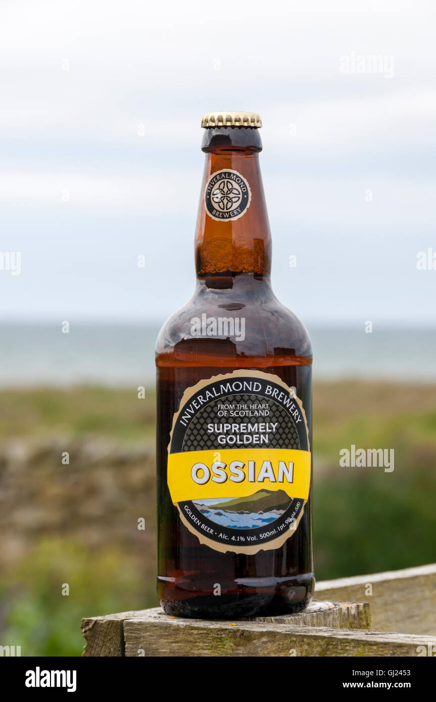 Eine Flasche Ossian goldene Bier aus der Inveralmond Brewery, fotografiert in den Highlands von Schottland. Stockfoto