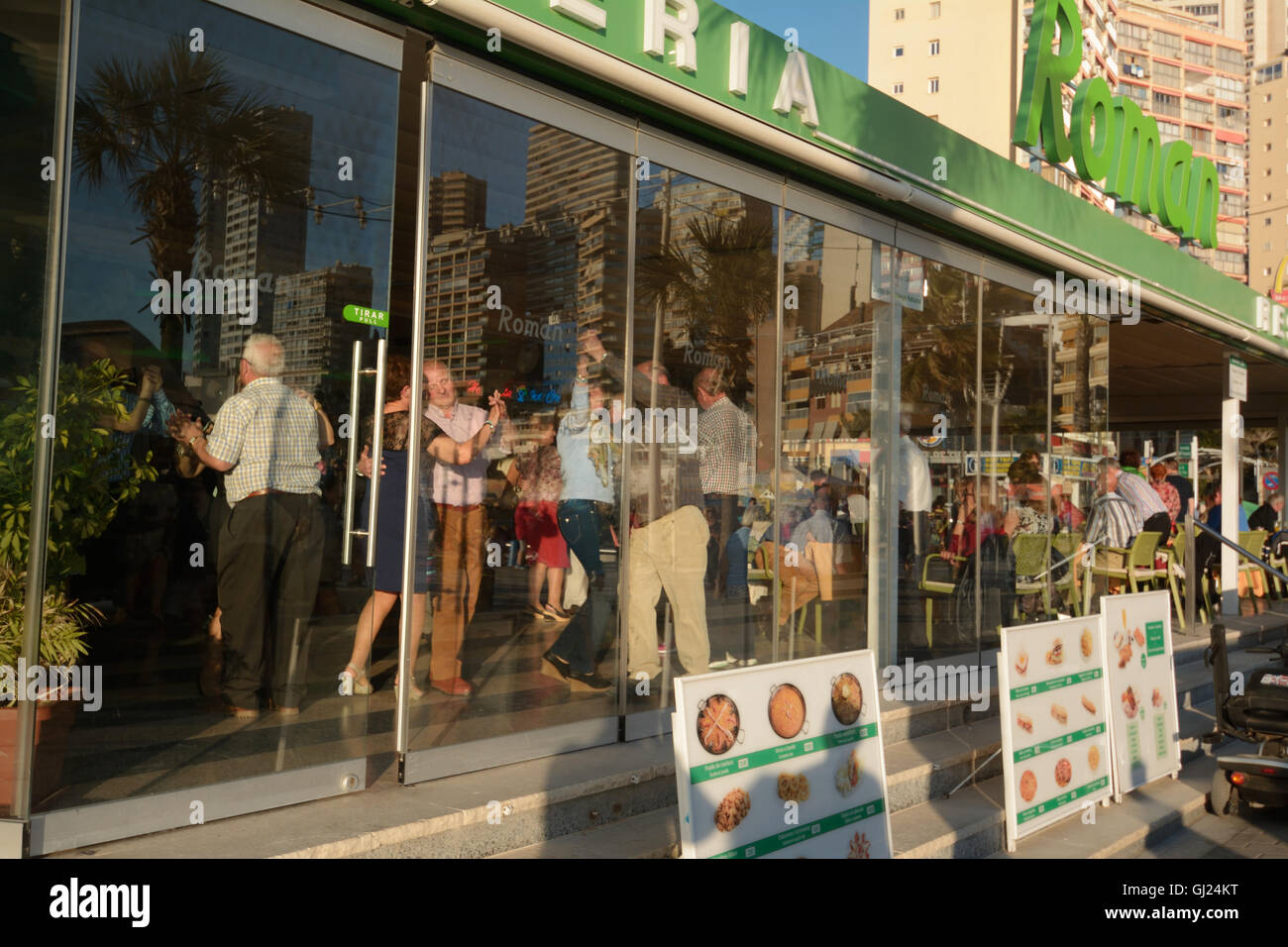 Spanien, Benidorm, Senioren-Tanz auf dem Salon von eine Bar direkt am Meer Stockfoto