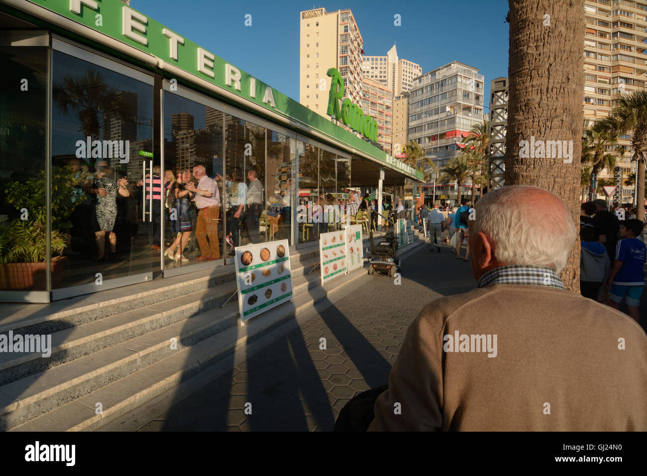 Spanien, Benidorm, Senioren-Tanz auf dem Salon von eine Bar direkt am Meer Stockfoto