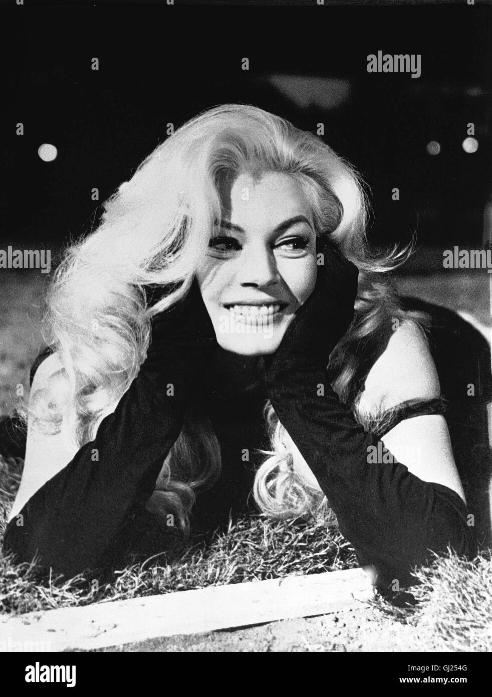 Boccaccio 70 Italienisch / Frankr. 1962 DF ANITA EKBERG im Segment: Le Tentazioni del Dottor Antonio. Unter der Regie von Federico Fellini Regie: Federico Fellini Stockfoto