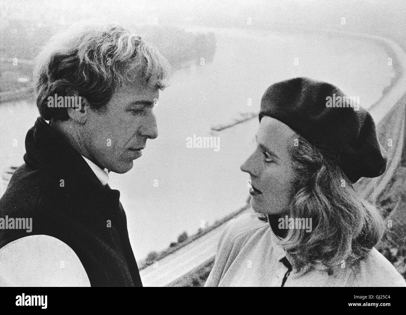 FALSCHE BEWEGUNG - Der Junge Wilhelm Meister Konzzert von Zu Hause Auf, um Sein treffsichere der Unlust Und Verdrossenheit Auf Einer Reise Durch Deutschland Zu Meistern Und Schriftsteller Zu Werden. Eine Mit Ihm Versammelte Gruppe Verliert Sich in Scheu Und Anbgst Nach Dem Selbstmord Eines Vereinsamten Industriellen... Bild: Wilhelm Meister (RÜDIGER VOGLER) Und sterben in Ihn Verliebte Schauspielerin Theres (HANNA SCHYGULLA) Regie: Wim Wenders Stockfoto